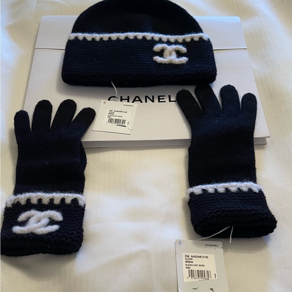 AUTHENTIC CHANEL BLACK/ LT BEIGE-BEANIE HAT AND GLOVES SET CC LOGO NEW WITH TAGS - Picture 1 of 8